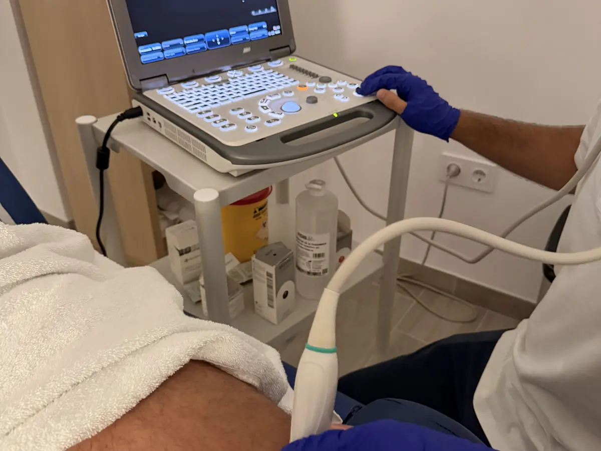 Valoración de rodilla con ecógrafo en la clínica de Posadas
