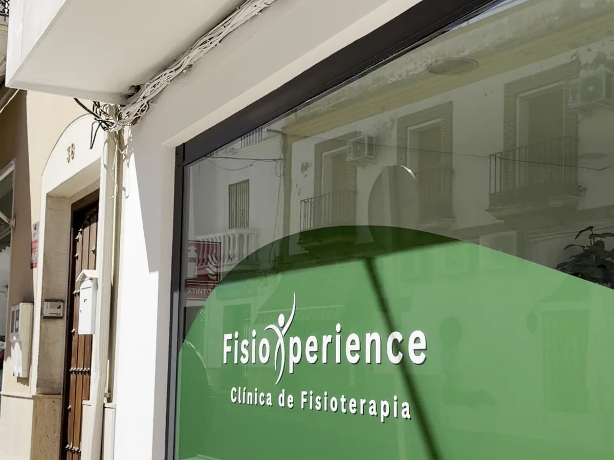 Escaparate de la clínica de fisioterapia FisioXperience en Posadas