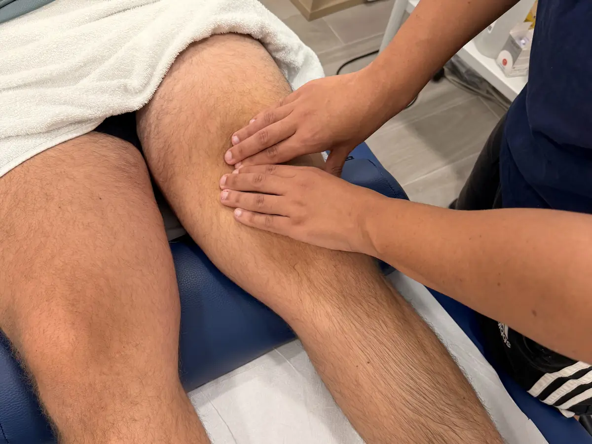 Fisioterapeuta valorando a un paciente en Posadas
