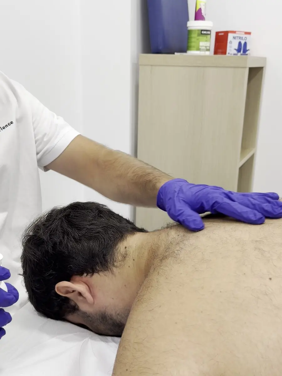 Fisioterapeuta tratando a un paciente con terapia manual